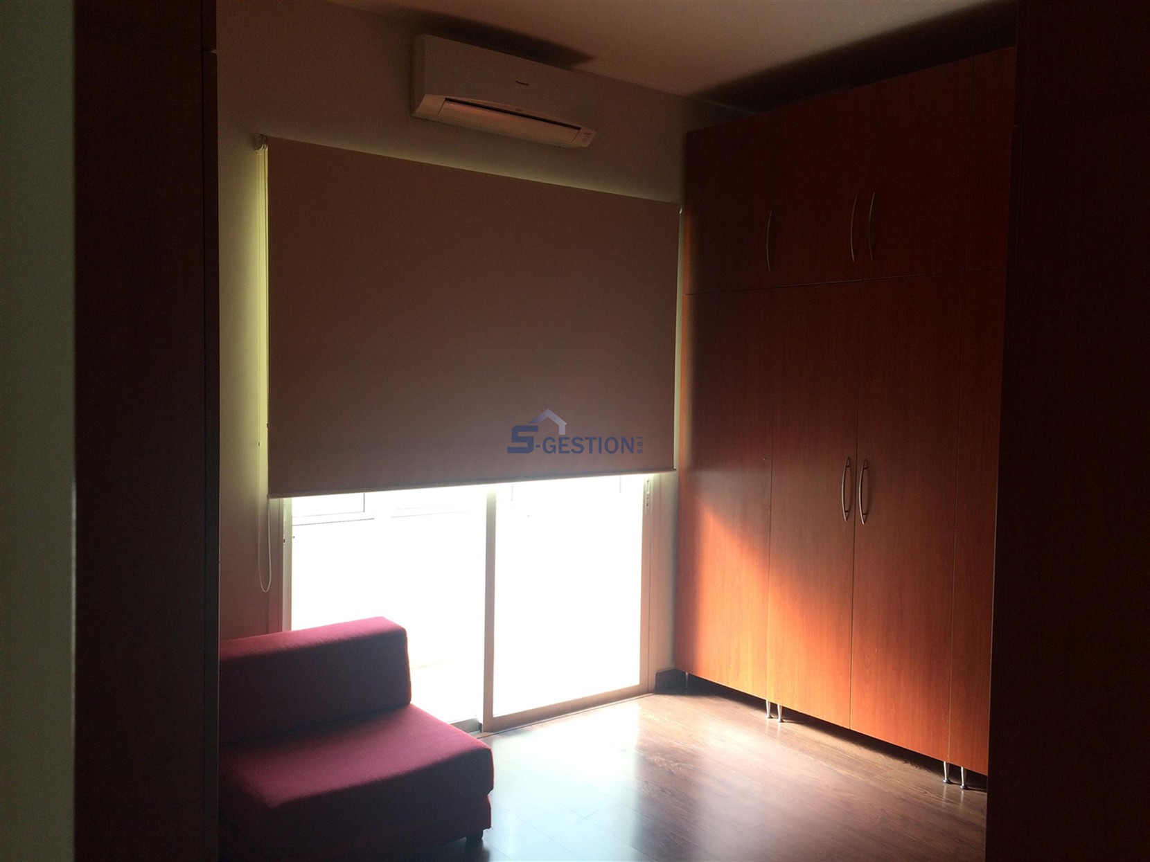 Appartement à V Rented external